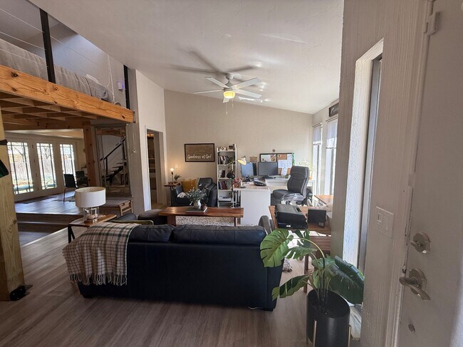 Building Photo - 1925 Bunting Ct