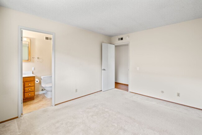 Building Photo - Charming and Immaculate Home for Rent in S...