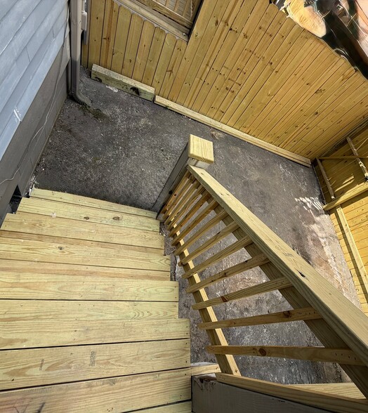 Building Photo - 320 W Hall St