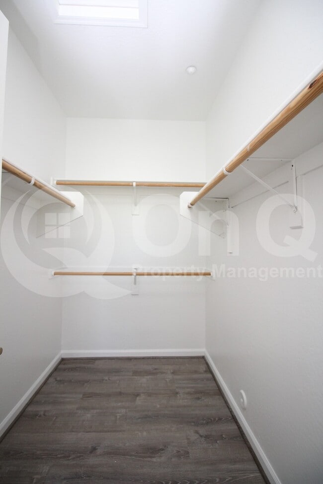 Building Photo - 955 E Knox Rd