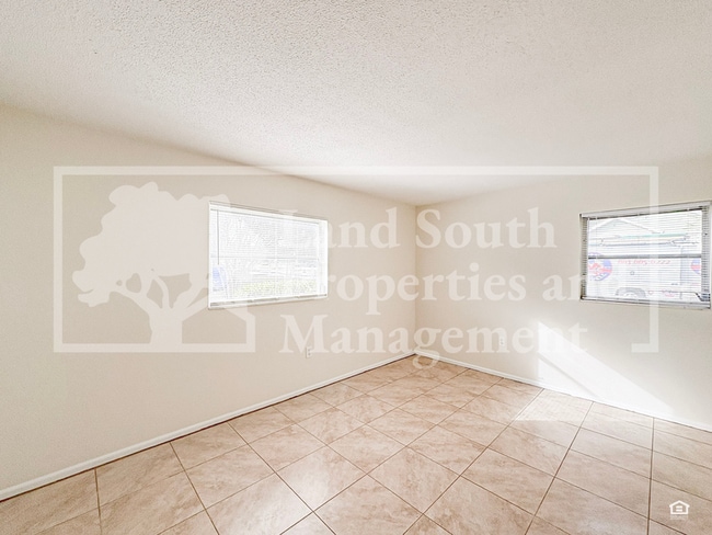 Building Photo - 738 Park Hill Ave