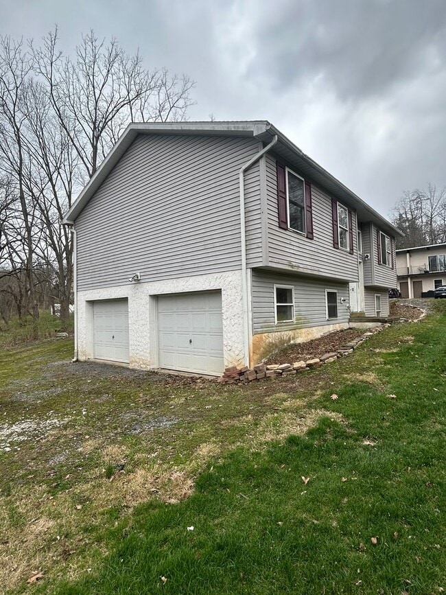Building Photo - 3 bed, 3 bath House