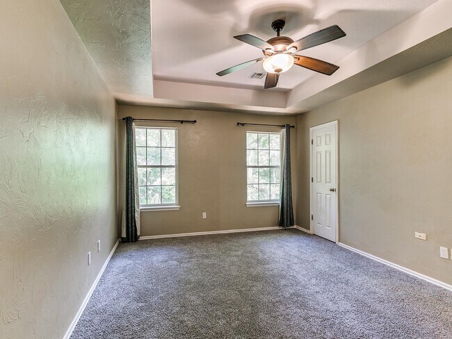 Building Photo - 1815 Chelsea Dr
