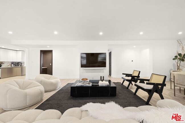 Building Photo - 9289 Swallow Dr