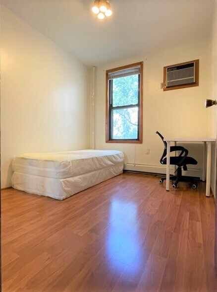 Building Photo - 812 Pavonia Ave