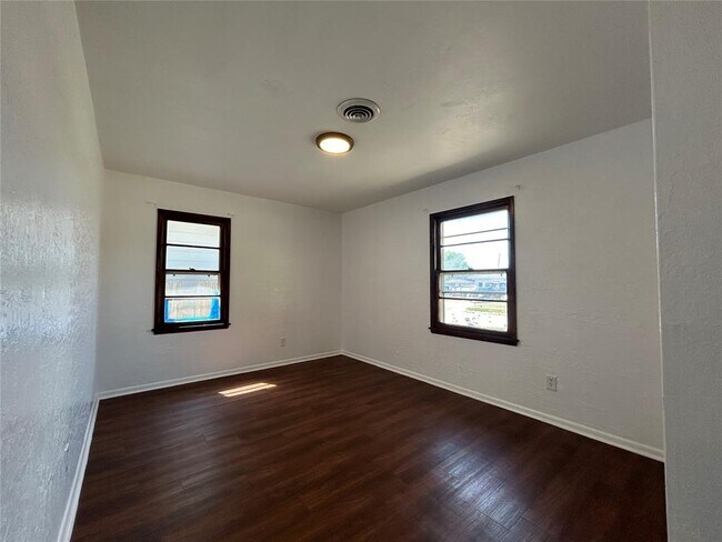 Building Photo - 3208 N Warren Ave