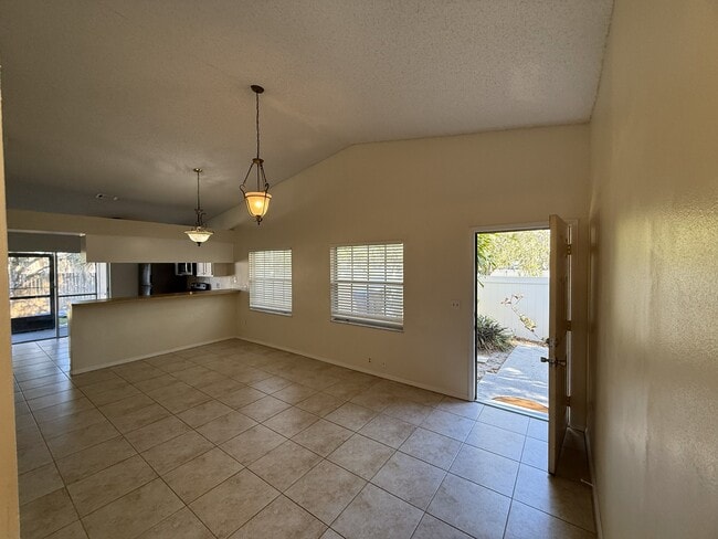 Building Photo - 945 Burlwood St