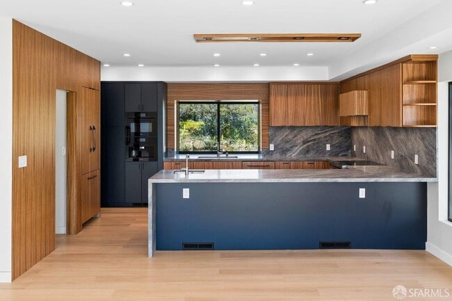 Building Photo - 1435 Lakeview Dr