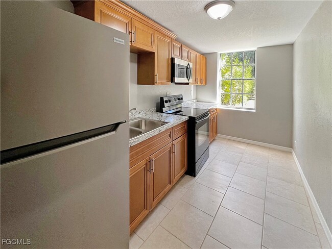 Building Photo - 15206 Stringfellow Rd