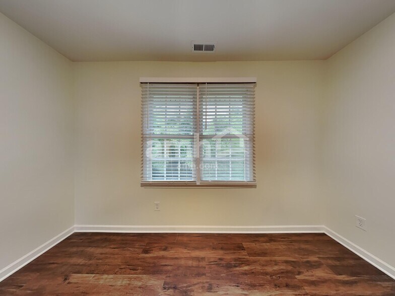 Building Photo - 614 Pebble Dr