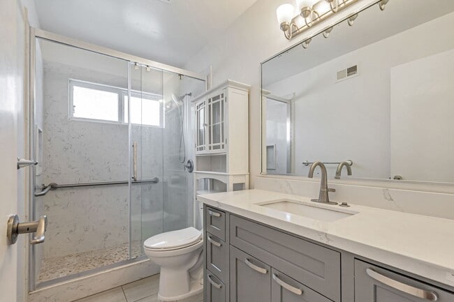 Building Photo - Spacious 4BR/2BA Home in Prime Irvington C...