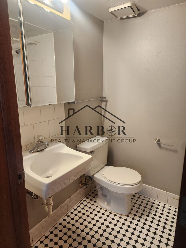 Building Photo - 200-204 11th Ave NW, Austin, MN