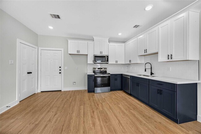 Building Photo - 4357 Elmwood St
