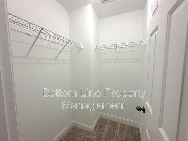 Building Photo - 6223 Woodland Commons Dr