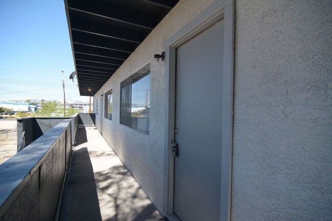 Building Photo - Remodeled 3 Bedroom 1 Bath Five-plex! Close to Downtown and the UofA!