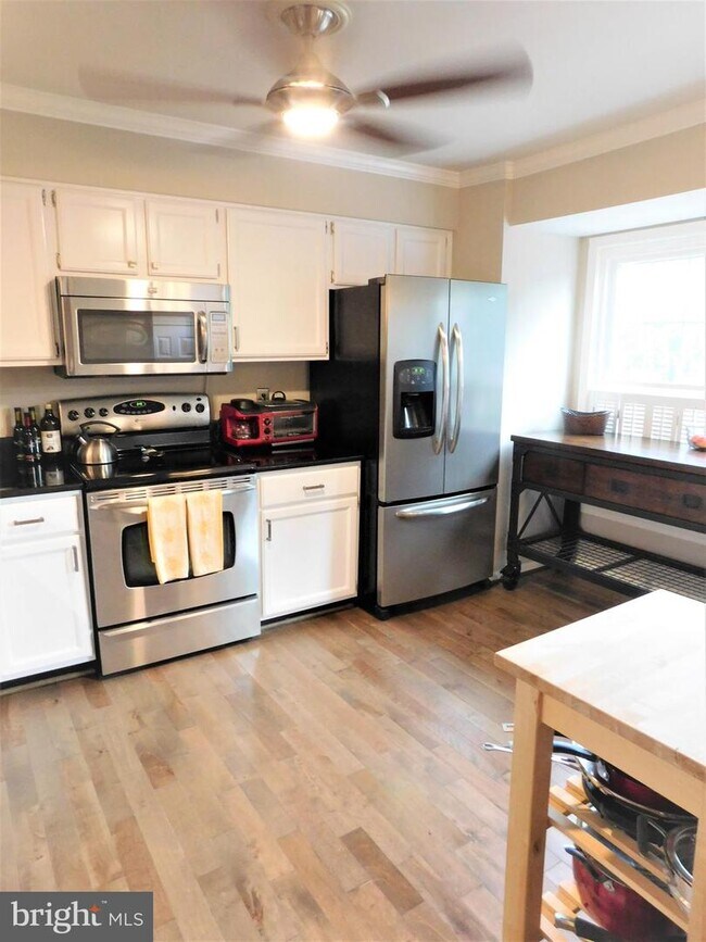 Building Photo - 8487 Springfield Oaks Dr
