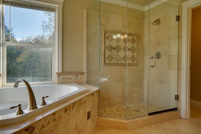 Building Photo - Move in Special for 4 Bedroom Easthill 2 s...
