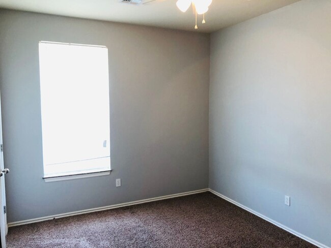 Building Photo - 3 bedroom, 2 bath with 2 car garage duplex...