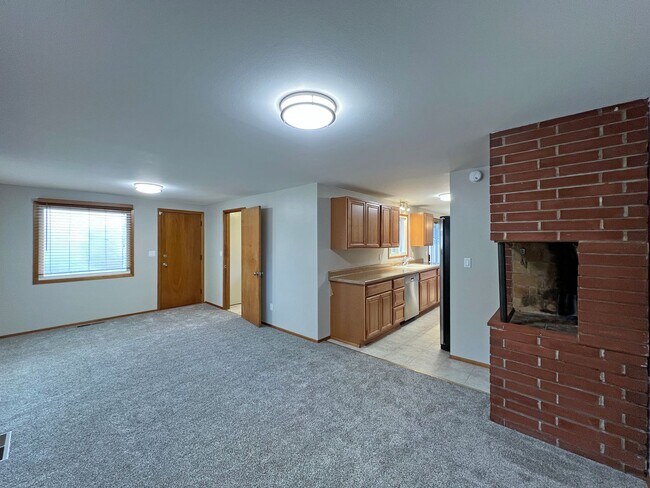 Building Photo - North Burien Rambler home - 3 bedrooms and...