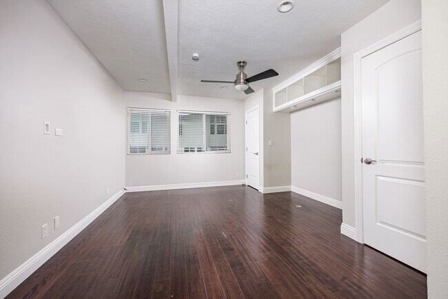 Building Photo - Upgraded Newport Beach Townhouse in Park Lido!