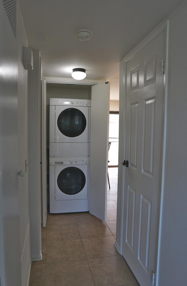 Building Photo - 6087 Montecito Cir