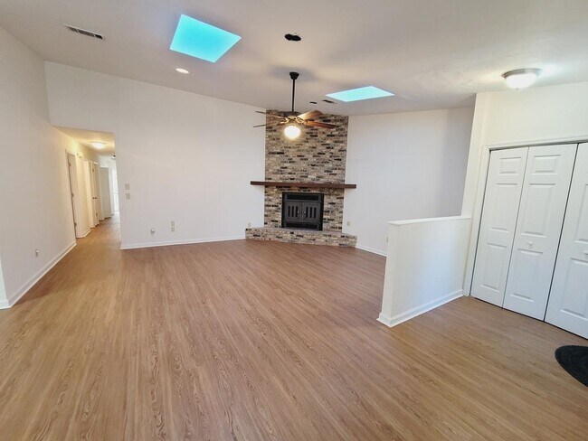 Building Photo - 1555 San Luis Rd