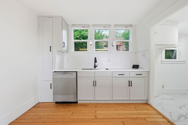 Building Photo - 3 Bed/2.5 Bath Multilevel Home with Amazin...