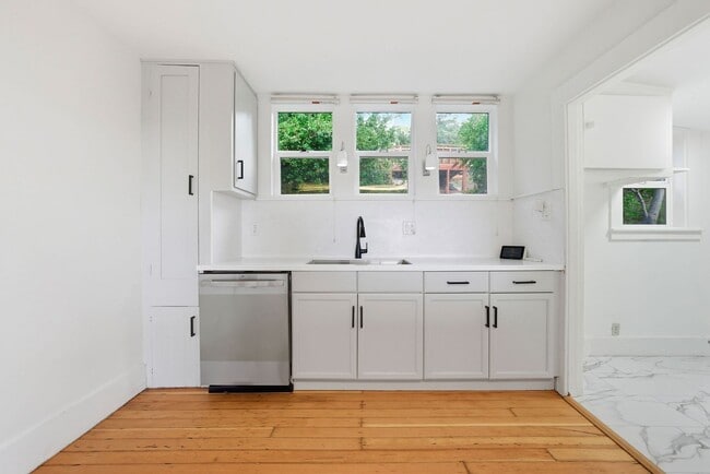 Building Photo - 4 Bed/2.5 Bath Multilevel Home with Amazing Views!