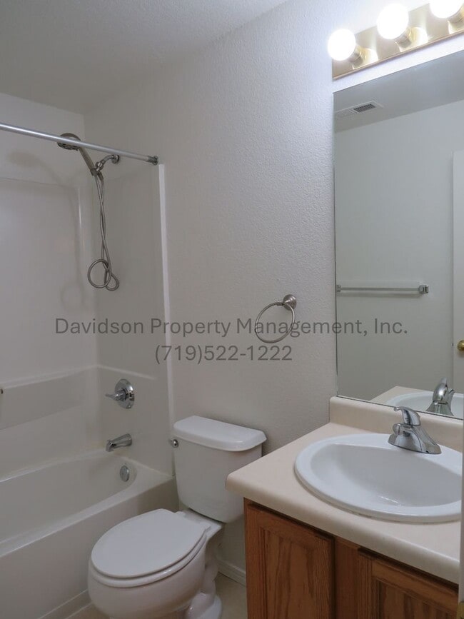 Building Photo - Great 3 Bedroom Condo the Briargate Area