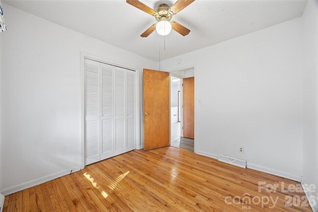 Building Photo - 1037 Stoneybrook Ln