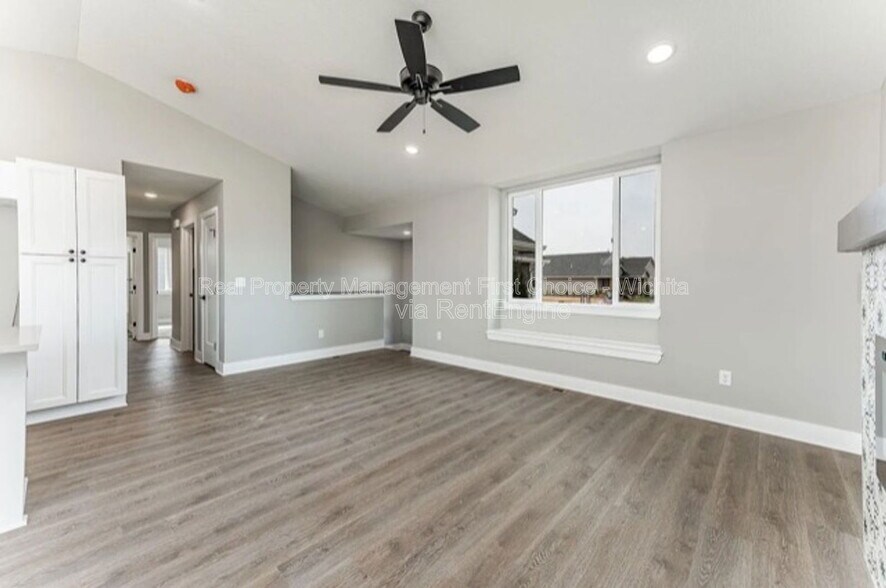 Building Photo - 1256 Main St