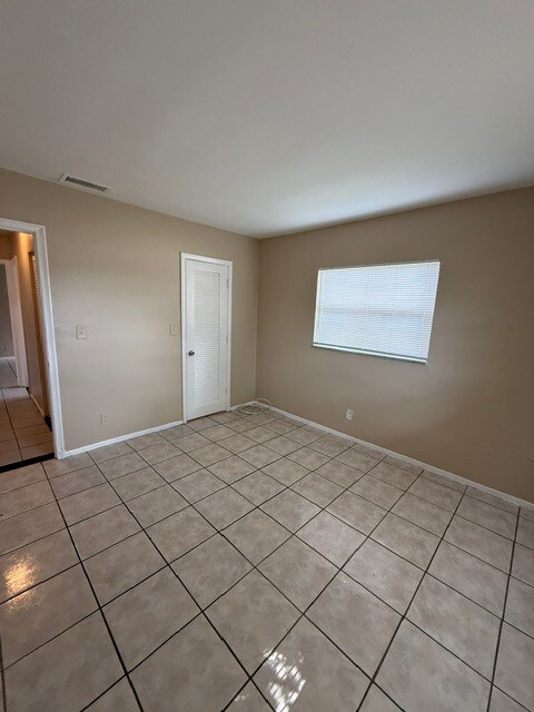 Building Photo - 3907