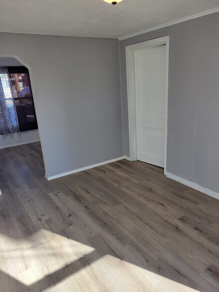 Building Photo - 513 W 7th Ave