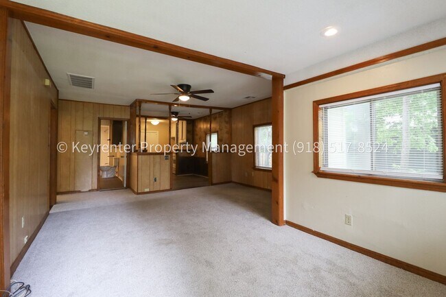 Building Photo - 2 Bed | 1 Bath | Large Backyard | Tulsa
