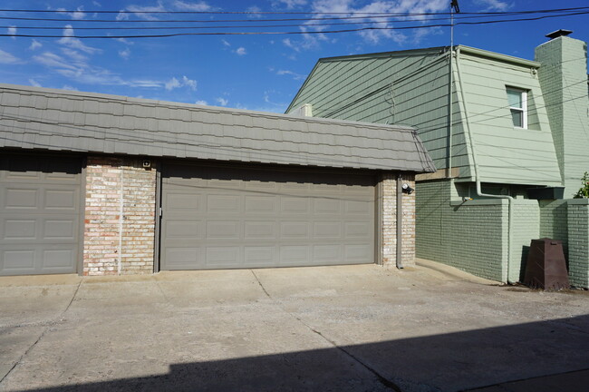 Building Photo - 3 bed 3 Bath 2 Car Garage Town Home in the...