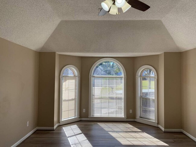 Building Photo - 92 Gleneagles Way