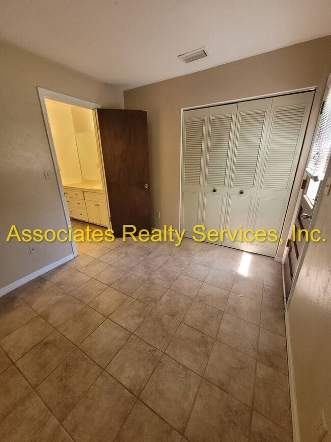 Building Photo - MOVE IN SPEACIAL! Cute Home In Deer Run, 3...