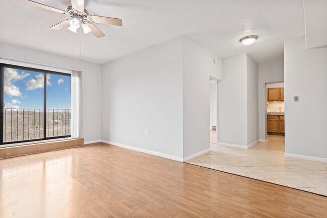 Building Photo - 4520 N Clarendon Ave