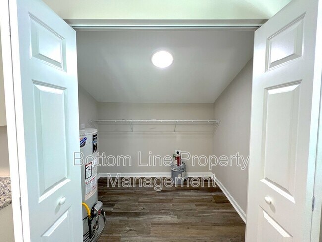 Building Photo - 801 Ridgedale Ct
