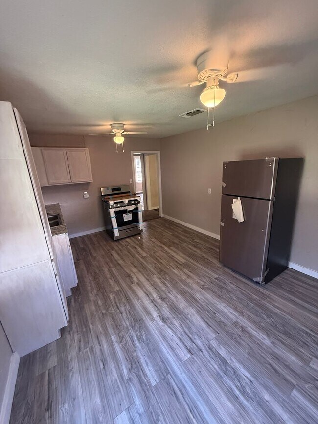 Building Photo - Available NOW! 4 bedroom 2 bathroom in Medical District
