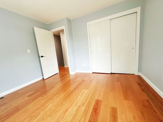 Building Photo - 10 Friar Tuck Ln