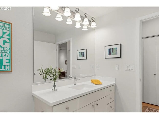 Building Photo - 618 NW 12th Ave