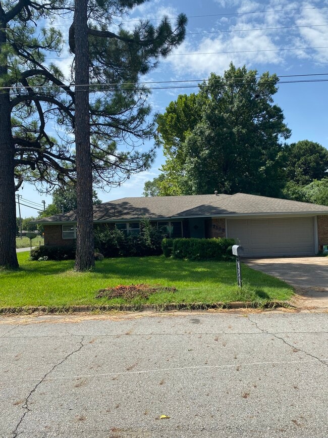 Building Photo - 2500 W Elm St
