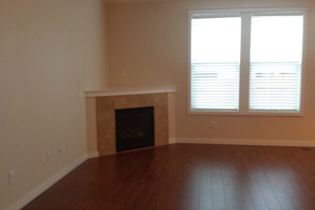 Building Photo - Spacious & Beautiful Home in Great Locatio...