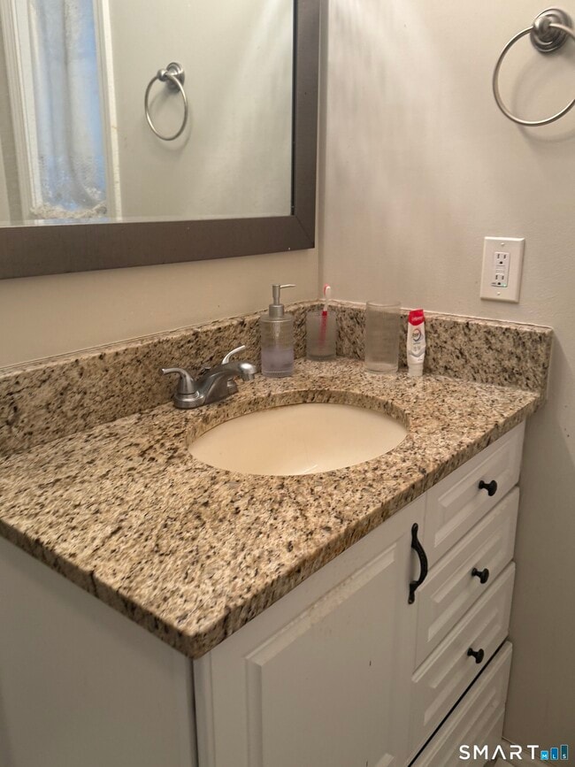 Building Photo - 7 Bittersweet Ln