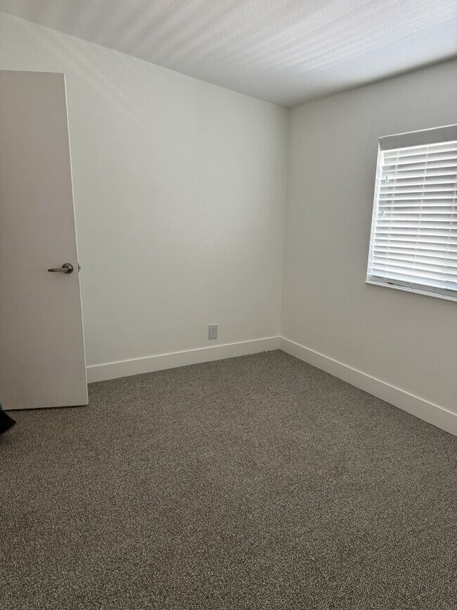 Building Photo - Large Echo home for rent