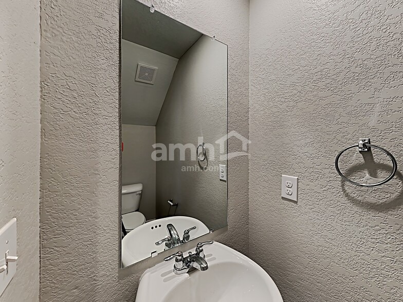 Building Photo - 415 Vermeer Ct
