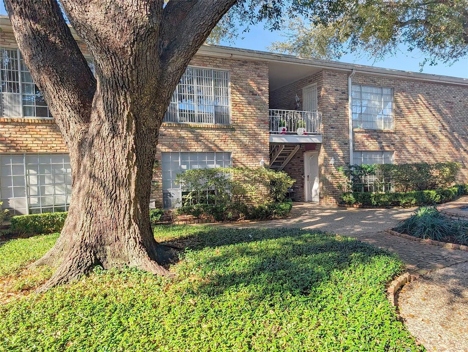 Beautiful courtyard - 2101 Fountain View Dr