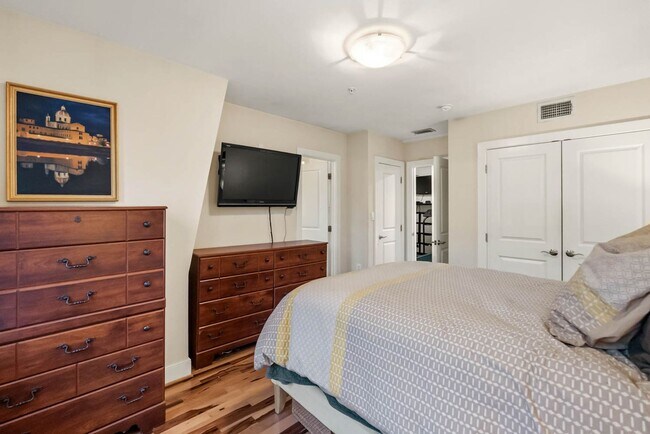 Building Photo - U St Penthouse