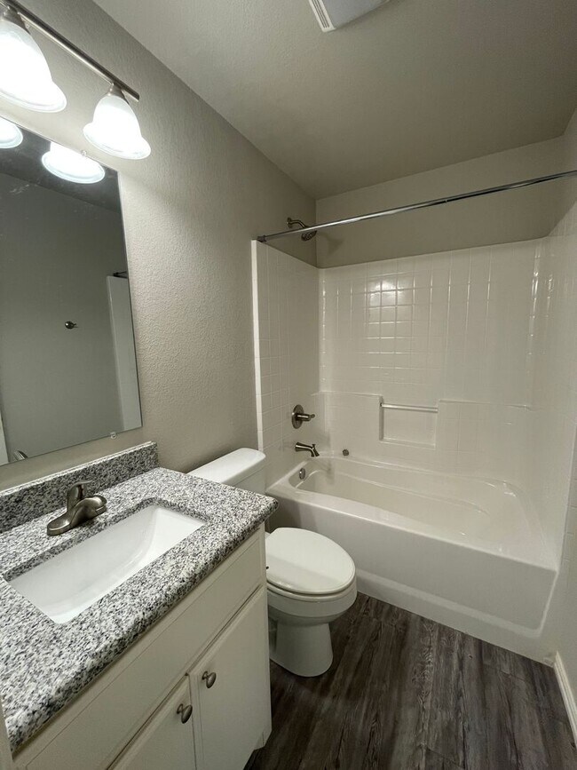Building Photo - Close to school/ Granite countertop